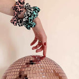 Rose in April - CHOUCHOU Haargummi • Leopard Weiß - Haargummi - ROSA ECK