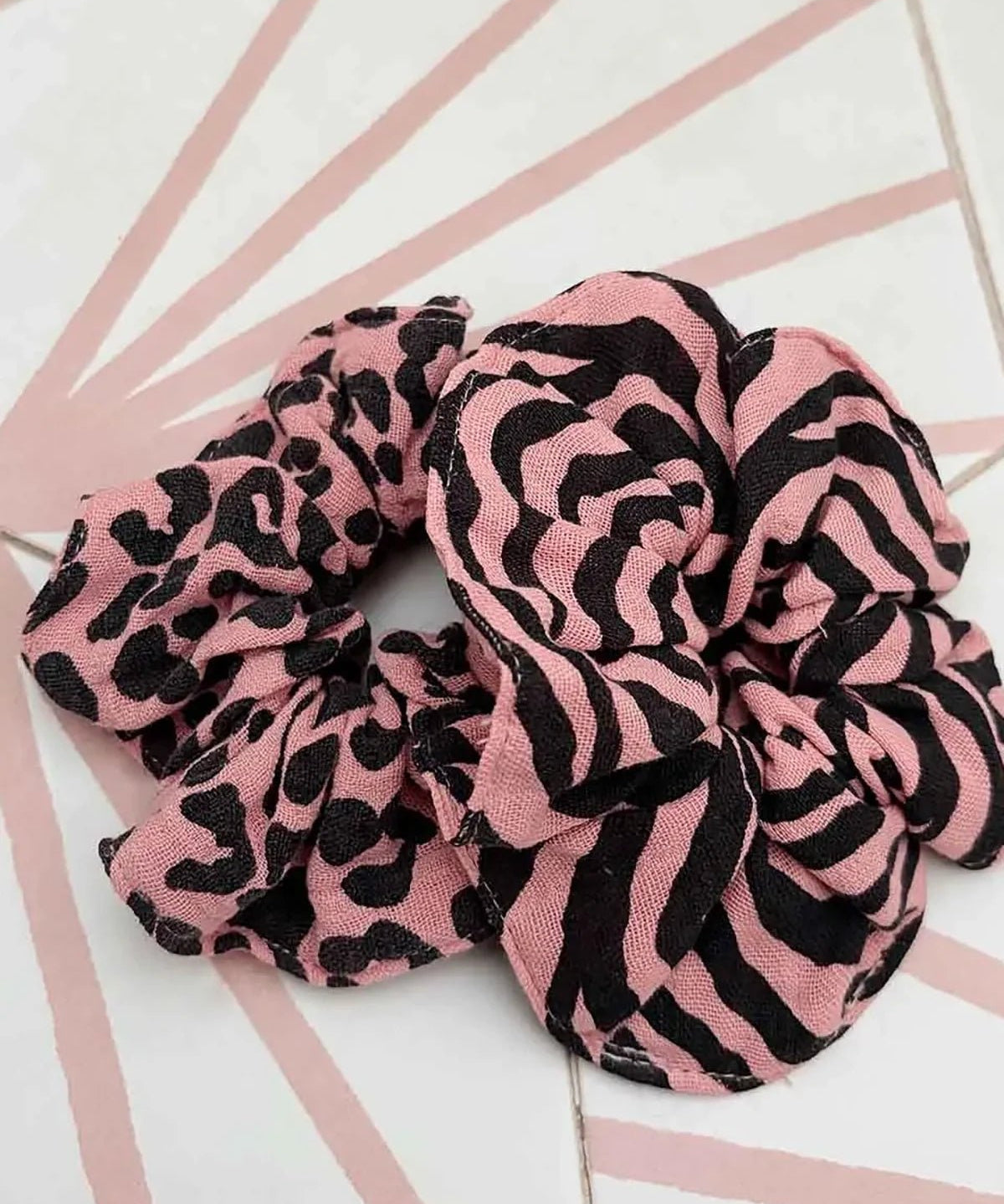 Rose in April - CHOUCHOU Haargummi • Zebra Strawberry - ROSA ECK