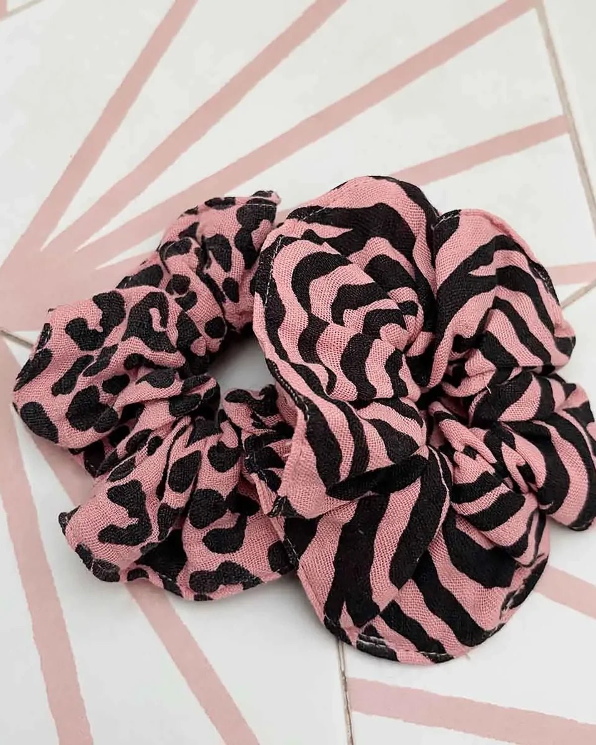 Rose in April - CHOUCHOU Haargummi • Zebra Strawberry - ROSA ECK