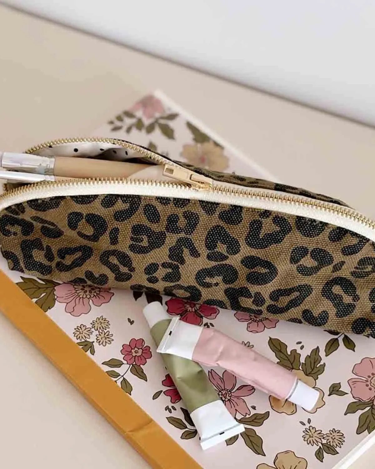 Rose in April - GASTON Federmäppchen • Graou Olive - Federmäppchen - ROSA ECK