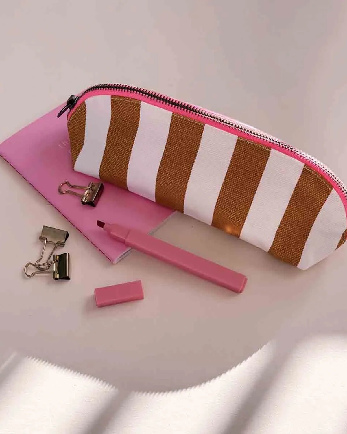 Rose in April - GASTON Federmäppchen • Stripes Caramel/Strawberry - Federmäppchen - ROSA ECK