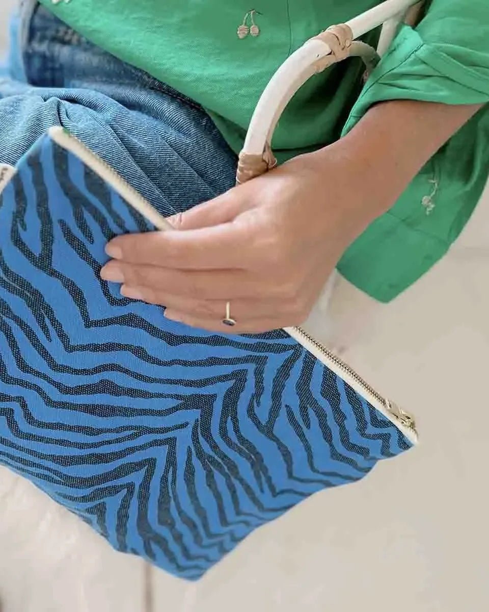 Rose in April - LILI Etui • Zebre Greek Blue/Black - ROSA ECK