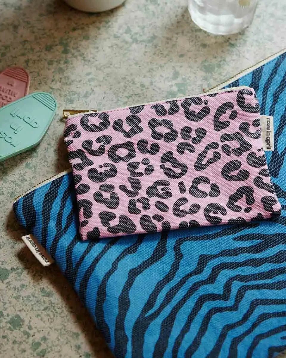 Rose in April - LILI Etui • Zebre Greek Blue/Black - ROSA ECK