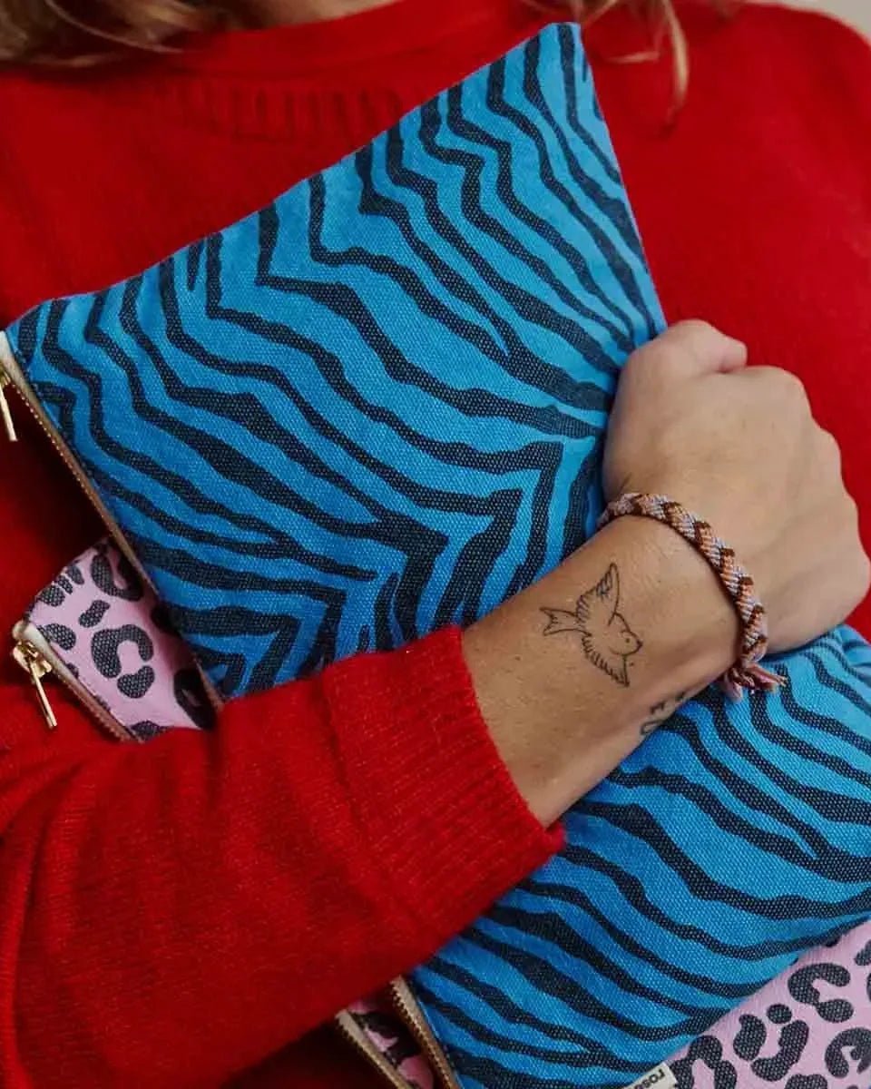 Rose in April - LILI Etui • Zebre Greek Blue/Black - ROSA ECK