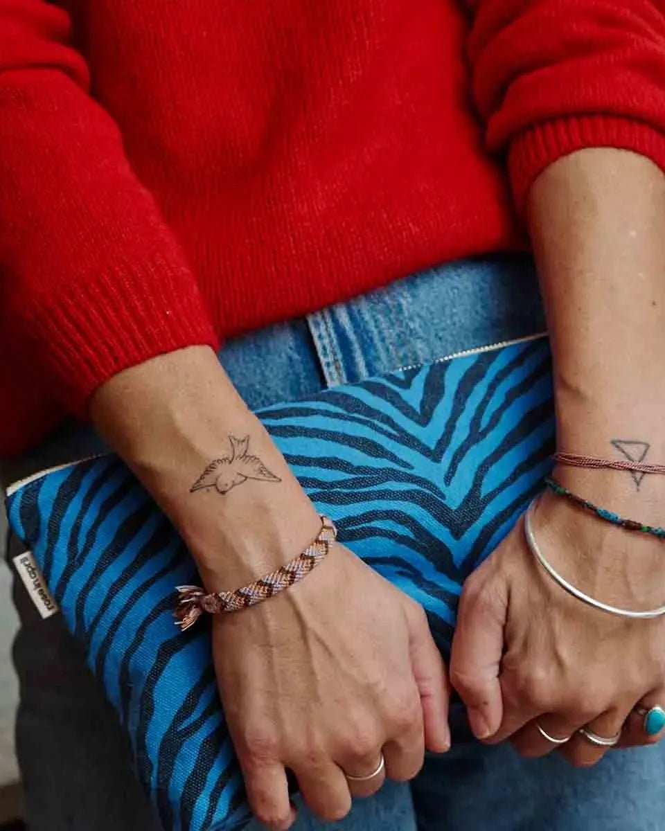 Rose in April - LILI Etui • Zebre Greek Blue/Black - ROSA ECK