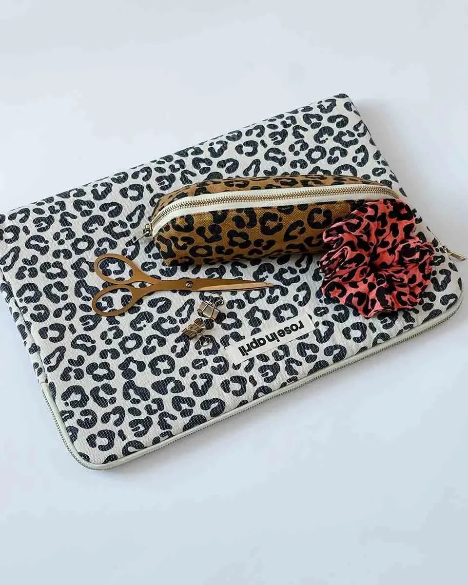 Rose in April - MAYA Laptoptasche (15/16 Zoll) • Graou Greige - ROSA ECK
