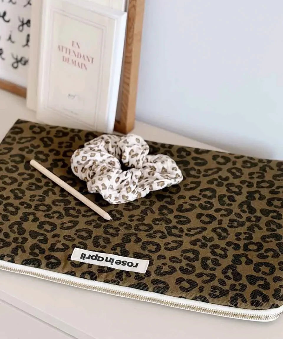 Rose in April - MAYA Laptoptasche (15/16 Zoll) • Graou Olive - ROSA ECK