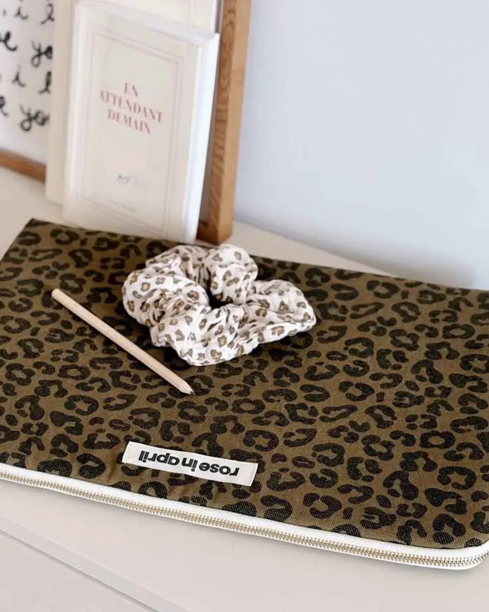 Rose in April - MAYA Laptoptasche (15/16 Zoll) • Leopard Olivgrün - ROSA ECK Concept Store