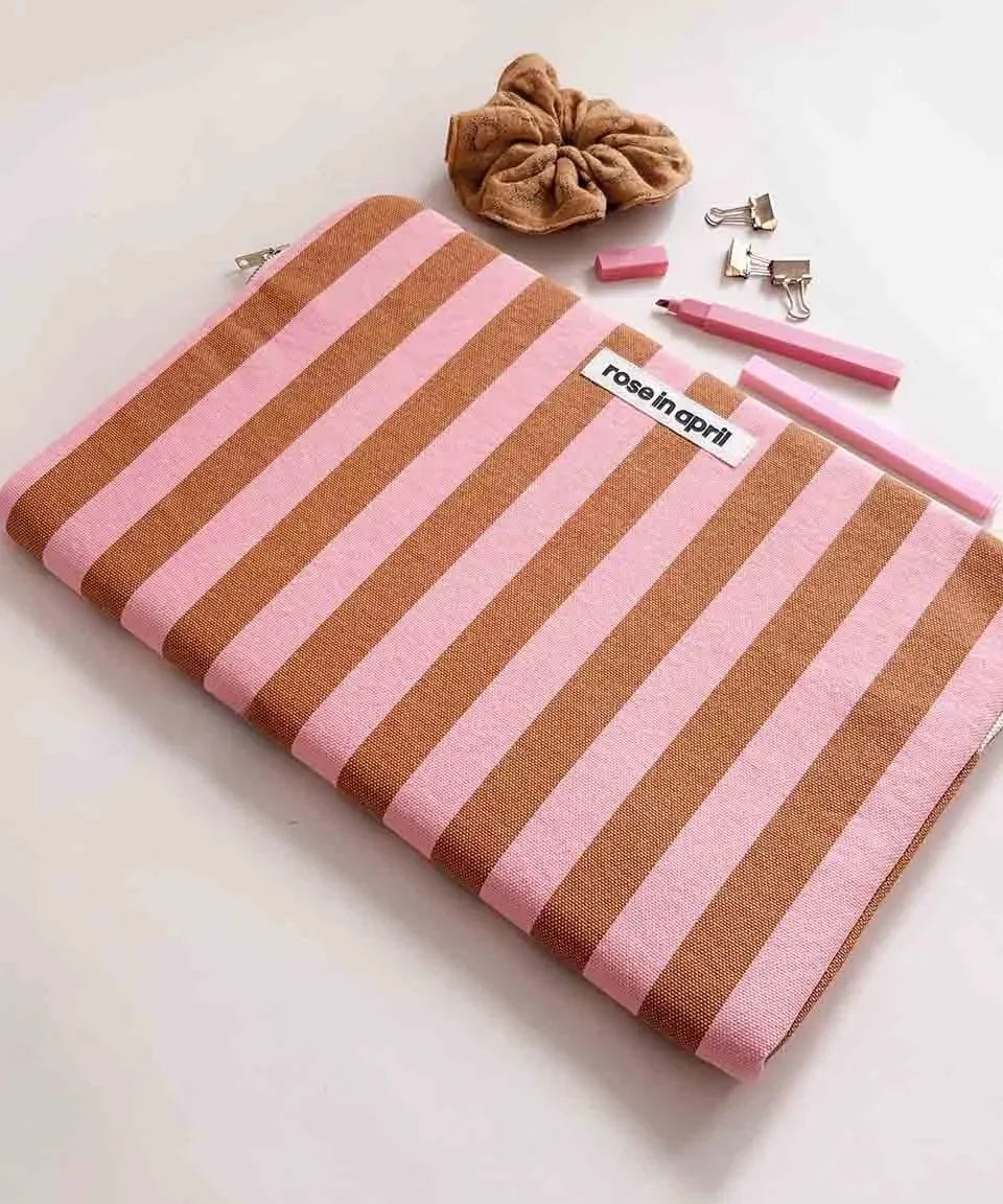 Rose in April - MAYA Laptoptasche (15/16 Zoll) • Stripes Strawberry/Caramel - ROSA ECK