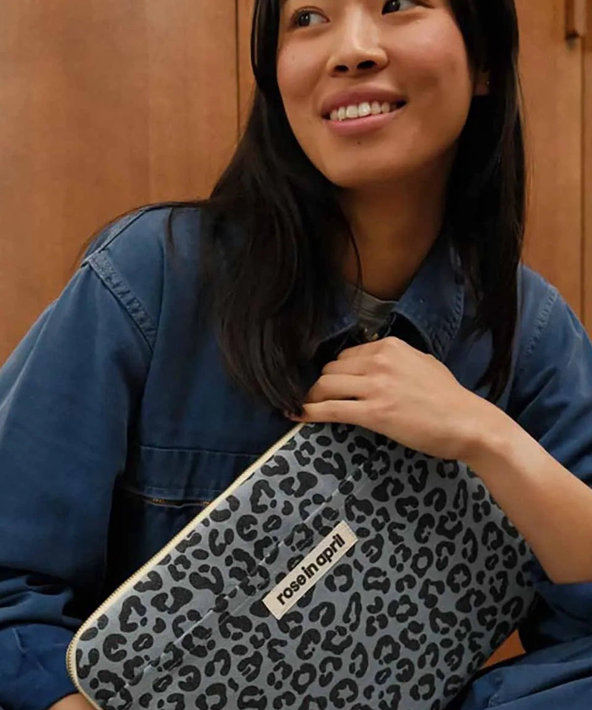 Rose in April - OCTAVE Laptophülle (13/14 Zoll) • Leo Blue Sky - Laptoptasche - ROSA ECK