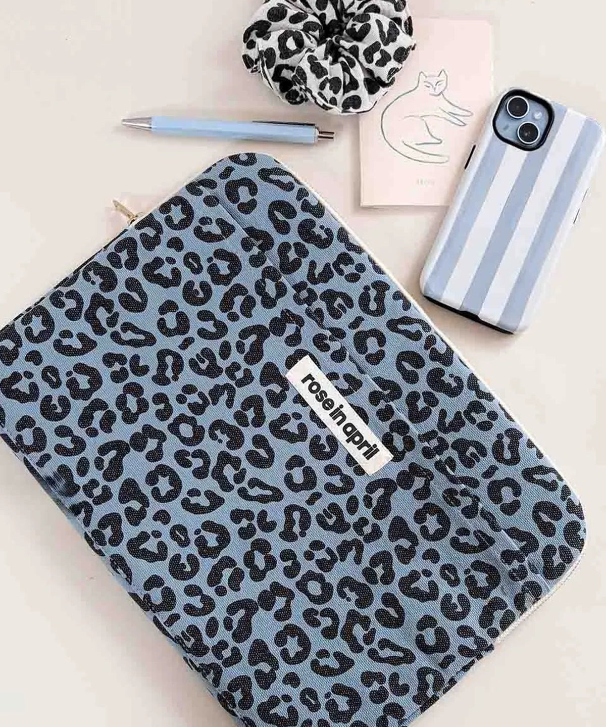 Rose in April - OCTAVE Laptophülle (13/14 Zoll) • Leo Blue Sky - Laptoptasche - ROSA ECK