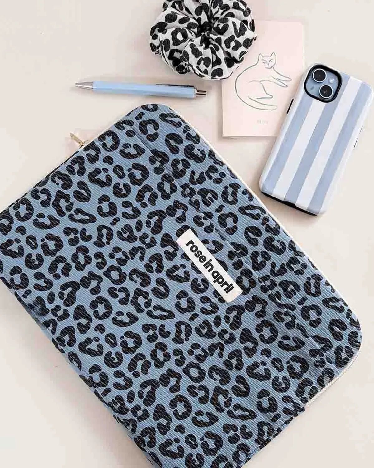 Rose in April - OCTAVE Laptophülle (13/14 Zoll) • Leo Blue Sky - Laptoptasche - ROSA ECK