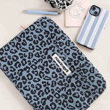 Rose in April - OCTAVE Laptophülle (13/14 Zoll) • Leo Blue Sky - Laptoptasche - ROSA ECK