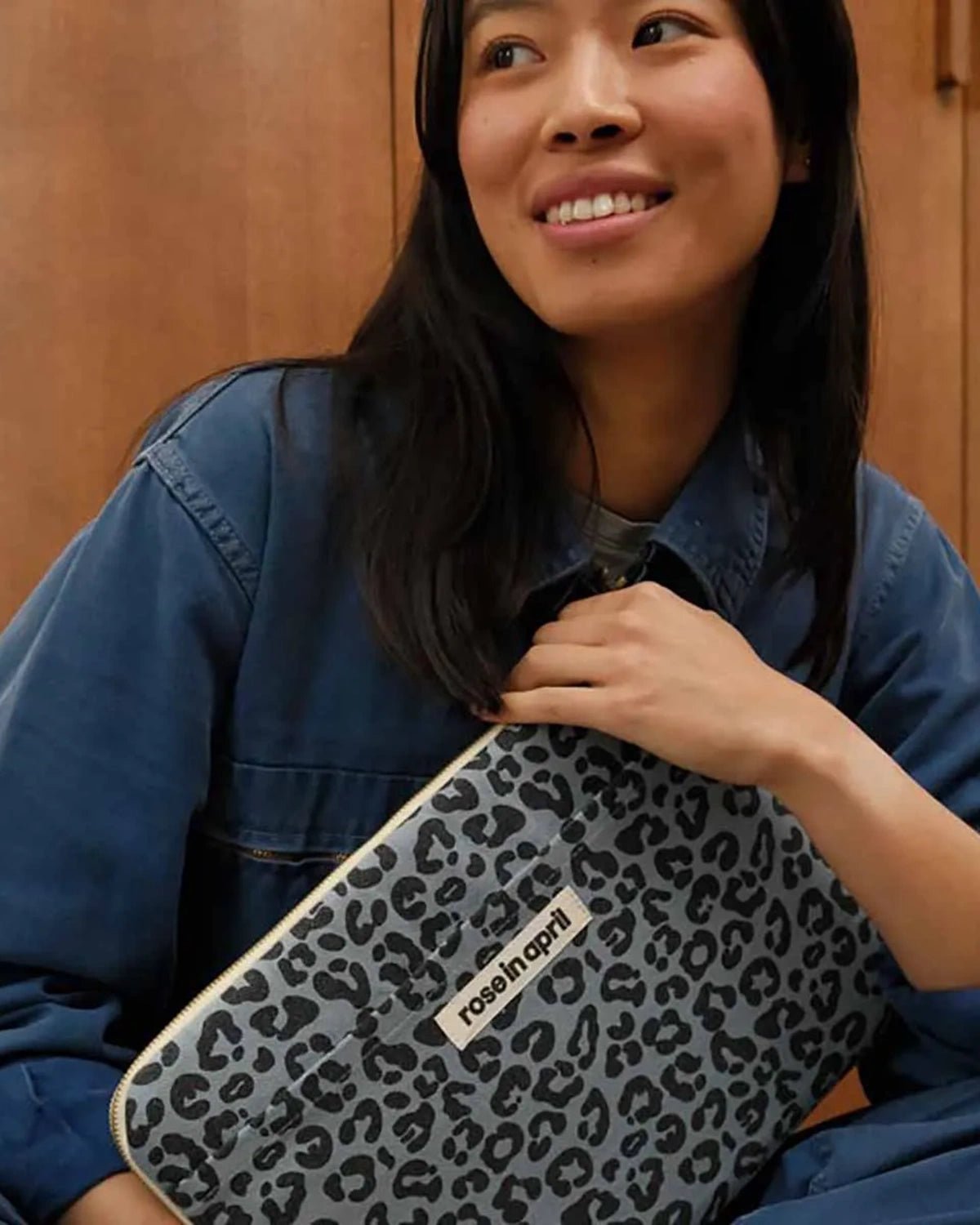 Rose in April - OCTAVE Laptophülle (13/14 Zoll) • Leo Blue Sky - Laptoptasche - ROSA ECK