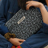 Rose in April - OCTAVE Laptophülle (13/14 Zoll) • Leo Blue Sky - Laptoptasche - ROSA ECK