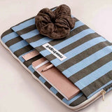 Rose in April - OCTAVE Laptophülle (13/14 Zoll) • Stripes Olive / Blue - Laptoptasche - ROSA ECK