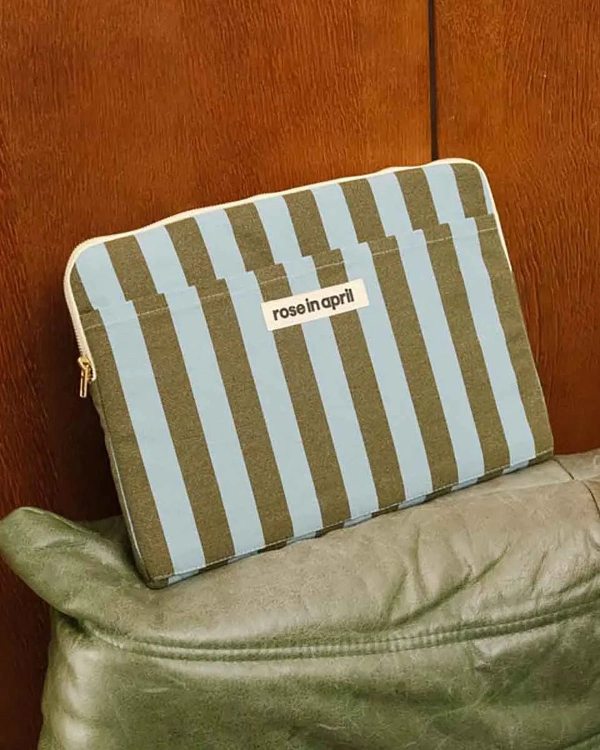 Rose in April - OCTAVE Laptophülle (13/14 Zoll) • Stripes Olive / Blue - Laptoptasche - ROSA ECK
