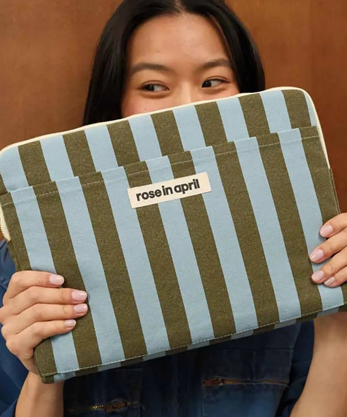 Rose in April - OCTAVE Laptophülle (13/14 Zoll) • Stripes Olive / Blue - Laptoptasche - ROSA ECK