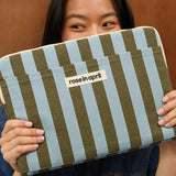 Rose in April - OCTAVE Laptophülle (13/14 Zoll) • Stripes Olive / Blue - Laptoptasche - ROSA ECK