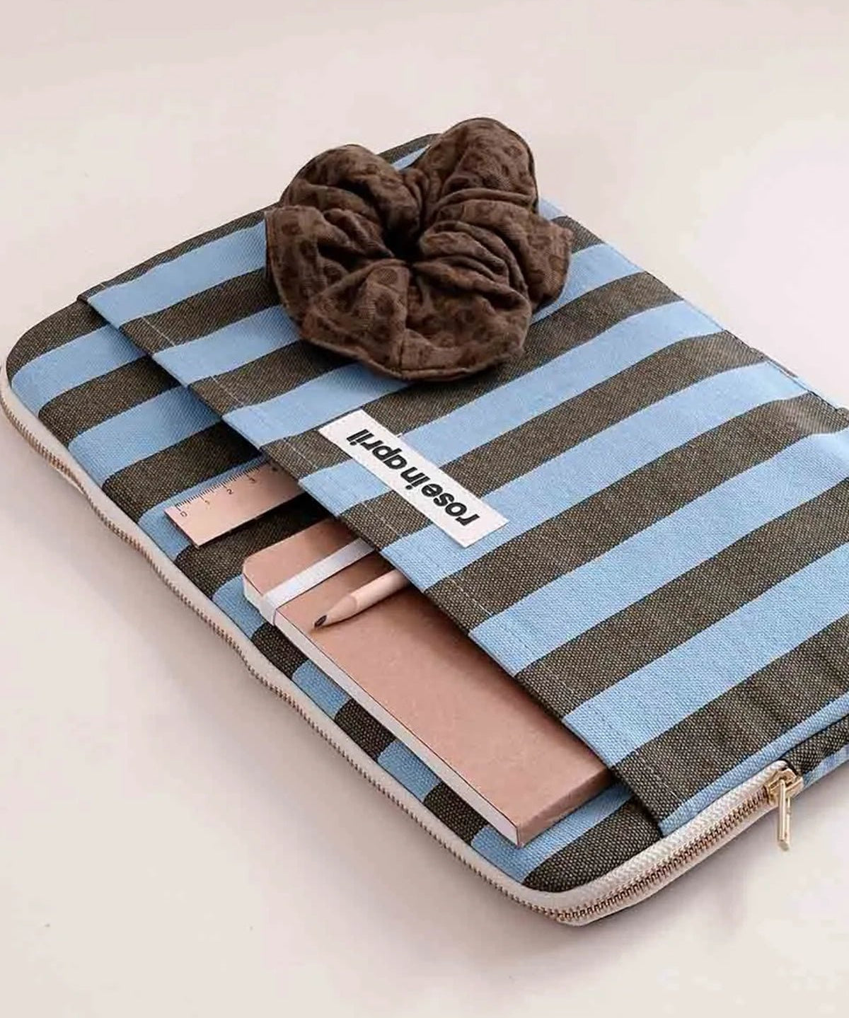 Rose in April - OCTAVE Laptophülle (13/14 Zoll) • Stripes Olive / Blue - Laptoptasche - ROSA ECK
