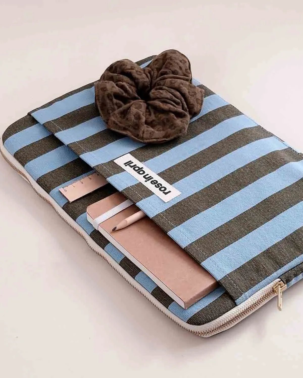 Rose in April - OCTAVE Laptophülle (13/14 Zoll) • Stripes Olive / Blue - Laptoptasche - ROSA ECK