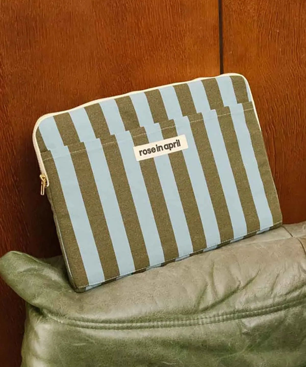 Rose in April - OCTAVE Laptophülle (13/14 Zoll) • Stripes Olive / Blue - Laptoptasche - ROSA ECK