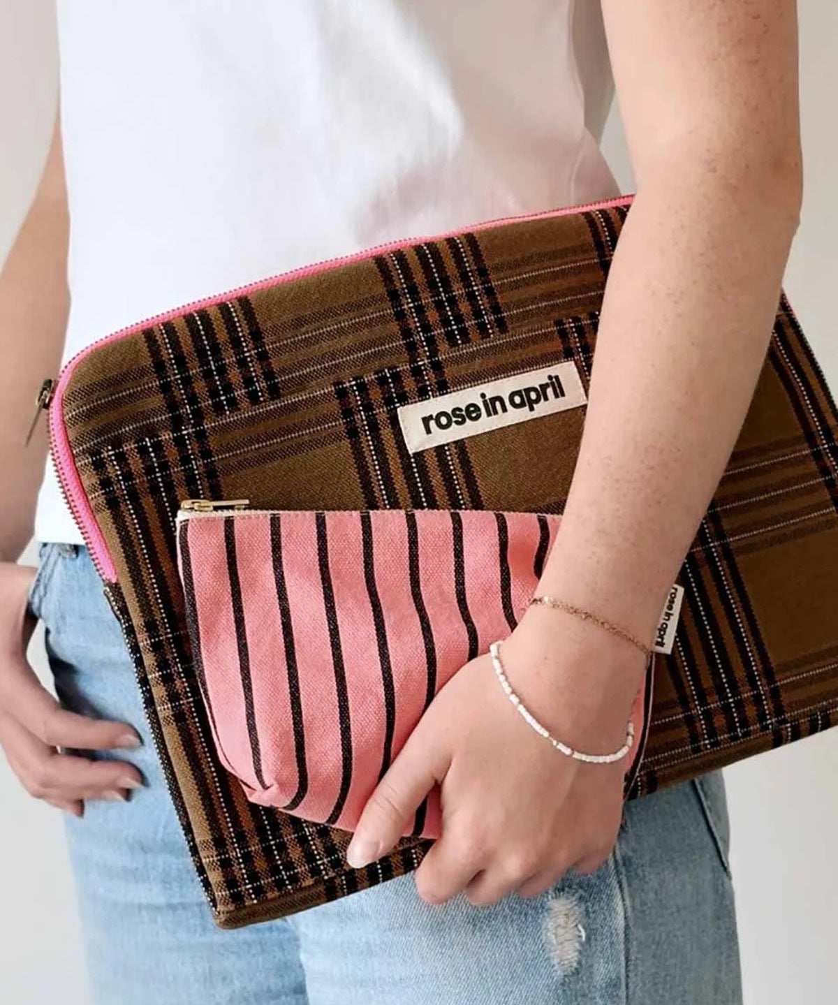 Rose in April - OCTAVE Laptophülle (13/14 Zoll) • Tartan Check - Laptoptasche - ROSA ECK