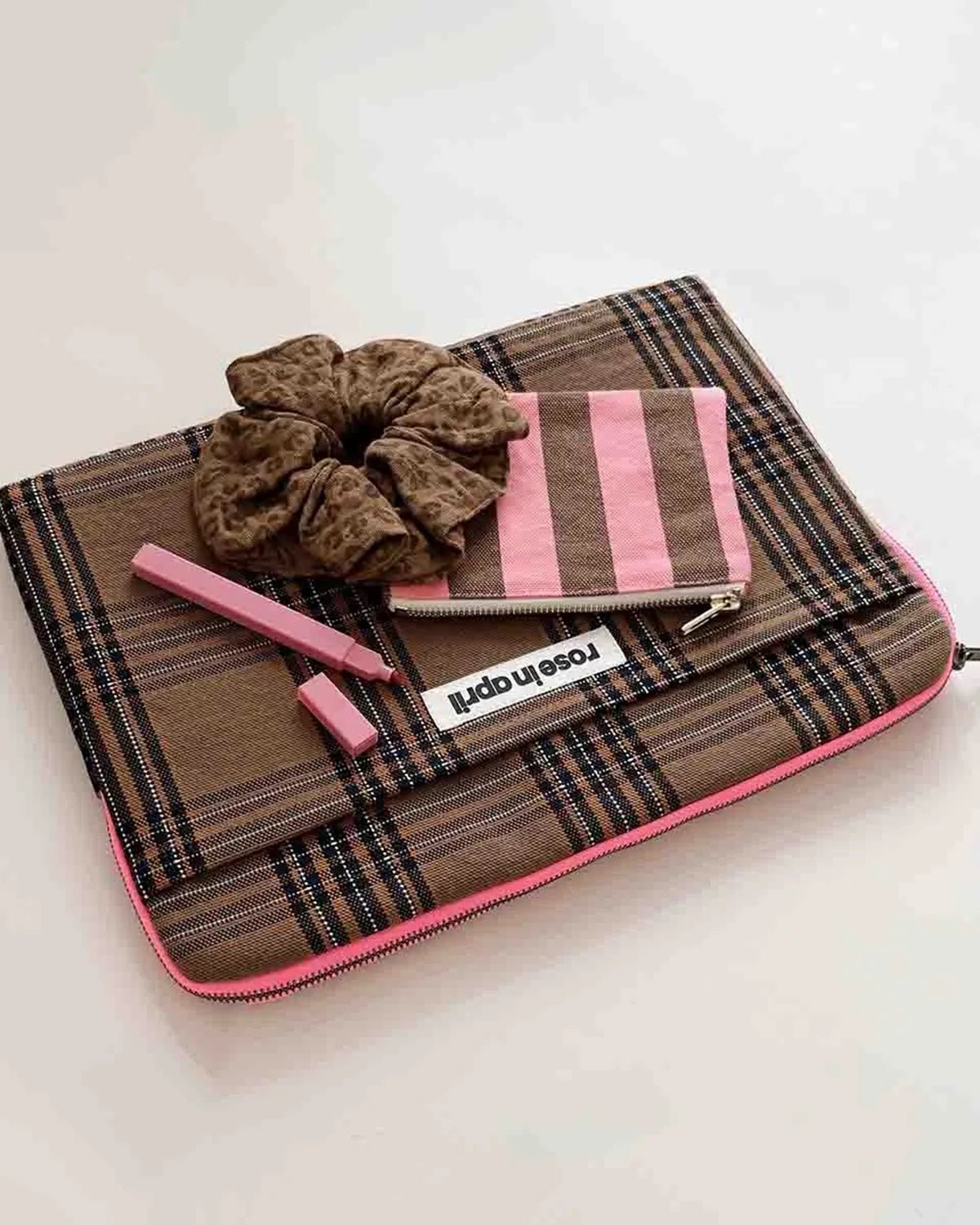 Rose in April - OCTAVE Laptophülle (13/14 Zoll) • Tartan Check - Laptoptasche - ROSA ECK