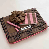 Rose in April - OCTAVE Laptophülle (13/14 Zoll) • Tartan Check - Laptoptasche - ROSA ECK