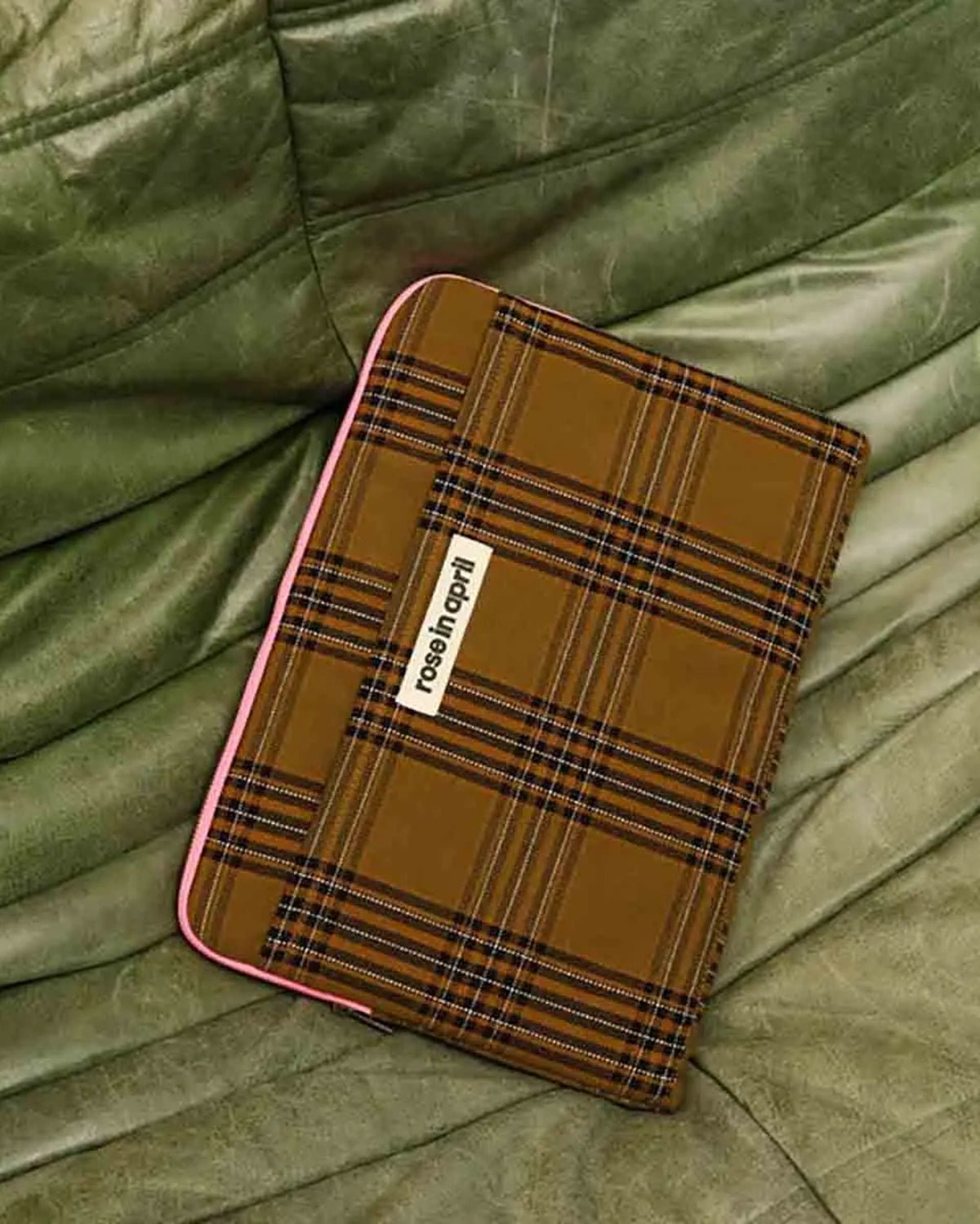 Rose in April - OCTAVE Laptophülle (13/14 Zoll) • Tartan Check - Laptoptasche - ROSA ECK