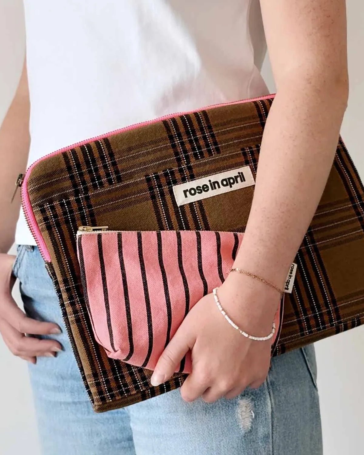 Rose in April - OCTAVE Laptophülle (13/14 Zoll) • Tartan Check - Laptoptasche - ROSA ECK