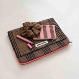 Rose in April - OCTAVE Laptophülle (13/14 Zoll) • Tartan Check - Laptoptasche - ROSA ECK