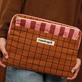 Rose in April - OCTAVE Laptoptasche (13/14 Zoll) • Check Ginger - ROSA ECK