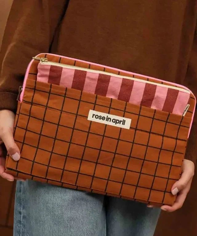 Rose in April - OCTAVE Laptoptasche (13/14 Zoll) • Check Ginger - ROSA ECK