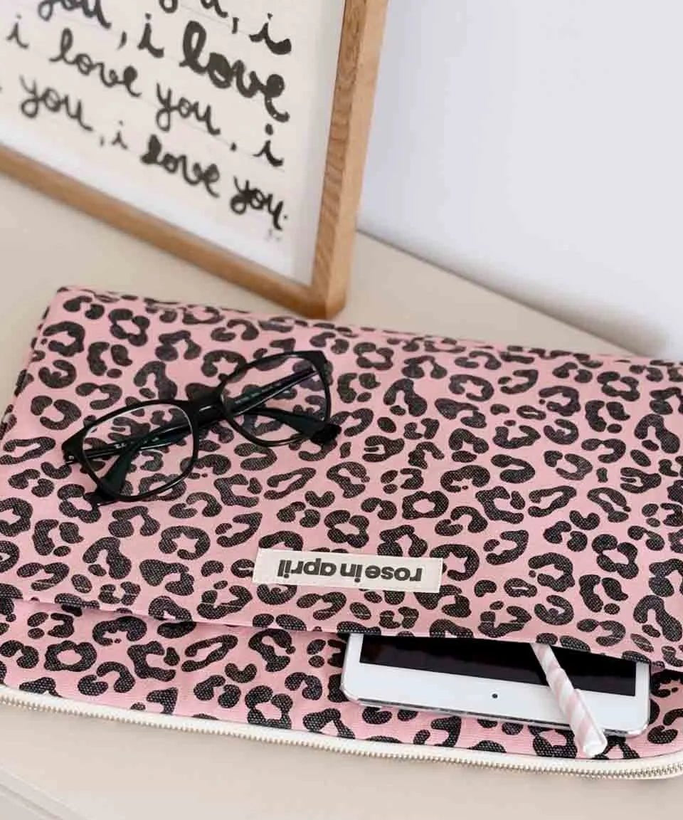 Rose in April - OCTAVE Laptoptasche (13/14 Zoll) • Leopard Strawberry - ROSA ECK