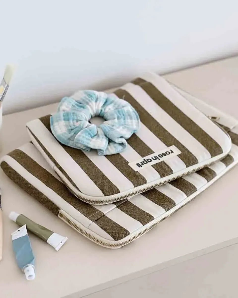 Rose in April - OCTAVE Laptoptasche (13/14 Zoll) • Streifen Olivgrün/Beige - ROSA ECK Concept Store