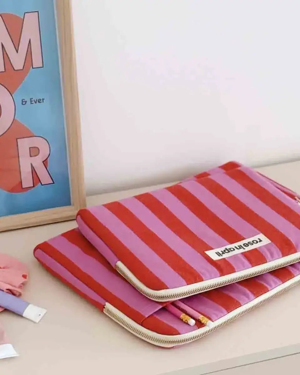 Rose in April - OCTAVE Laptoptasche (13/14 Zoll) • Stripes Orchid Red - Laptoptasche - ROSA ECK Concept Store