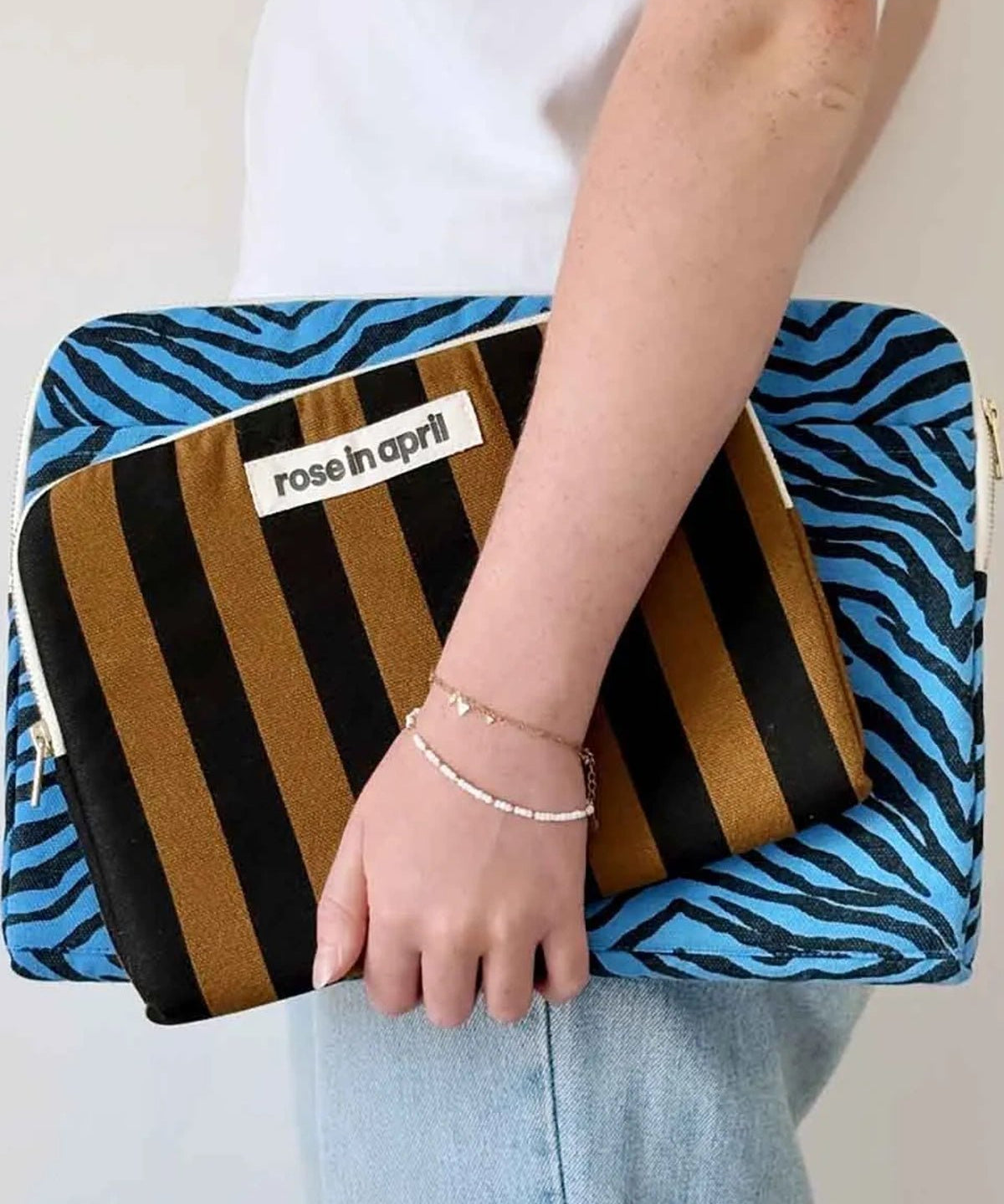 Rose in April - OCTAVE Laptoptasche (13/14 Zoll) • Zebrou Greek Blue - Laptoptasche - ROSA ECK