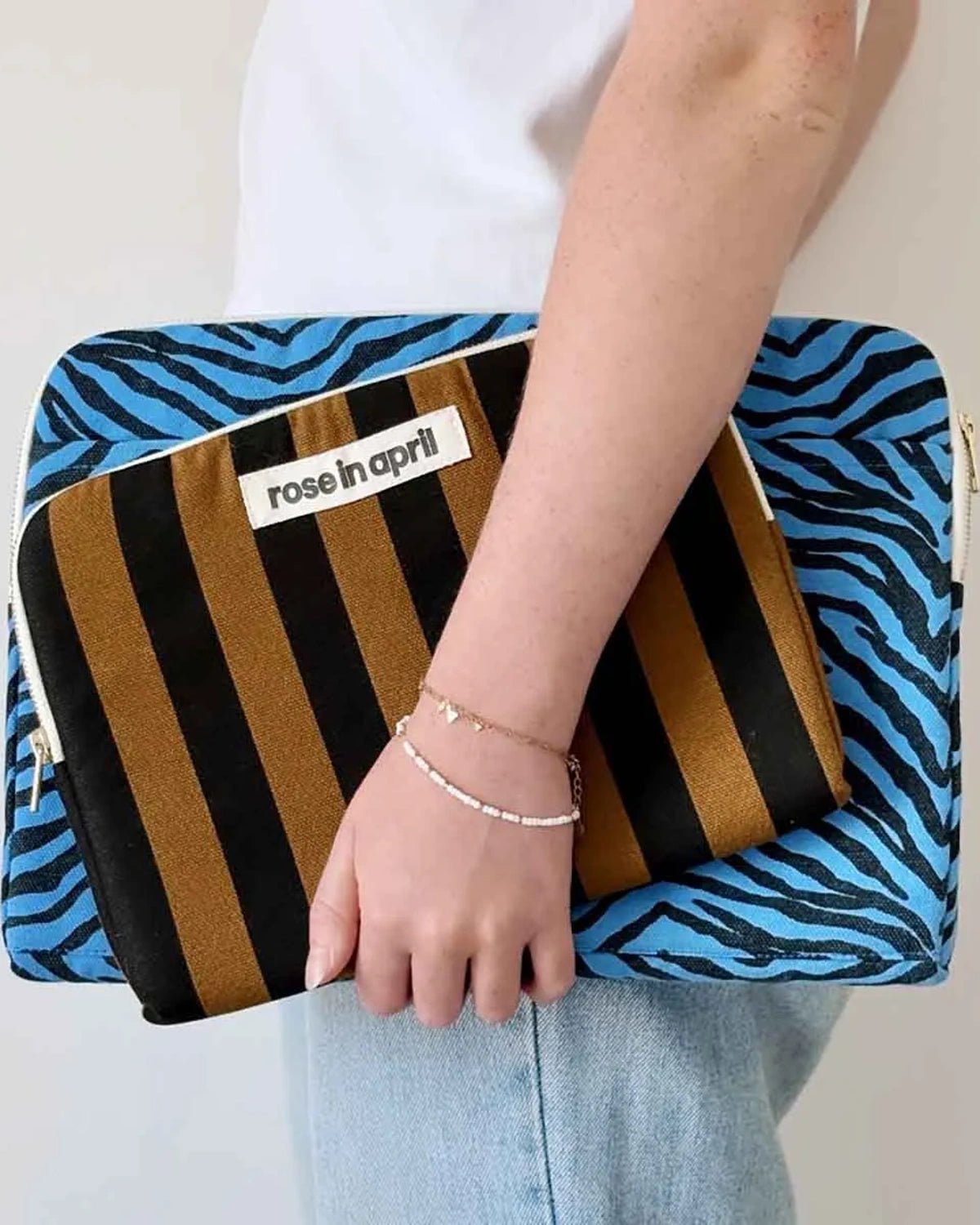 Rose in April - OCTAVE Laptoptasche (13/14 Zoll) • Zebrou Greek Blue - Laptoptasche - ROSA ECK