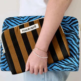 Rose in April - OCTAVE Laptoptasche (13/14 Zoll) • Zebrou Greek Blue - Laptoptasche - ROSA ECK