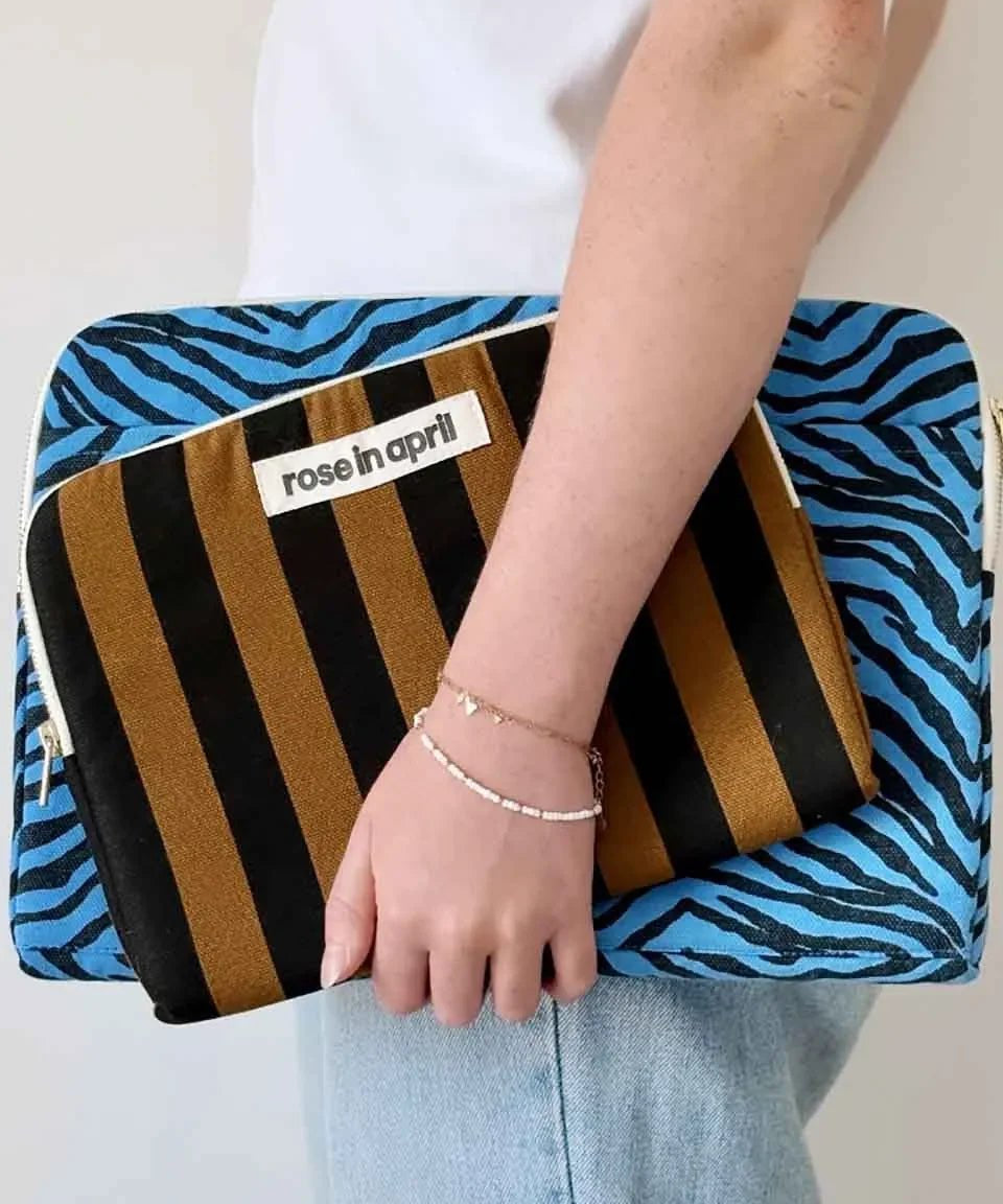 Rose in April - OCTAVE Laptoptasche • Zebrou Greek Blue - Laptoptasche - ROSA ECK