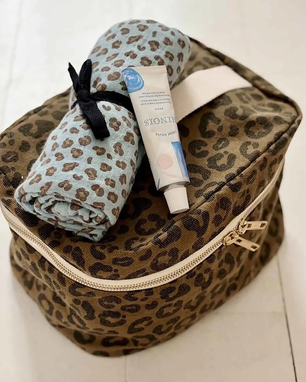 Rose in April - OONA Beautycase • Graou Olive - ROSA ECK