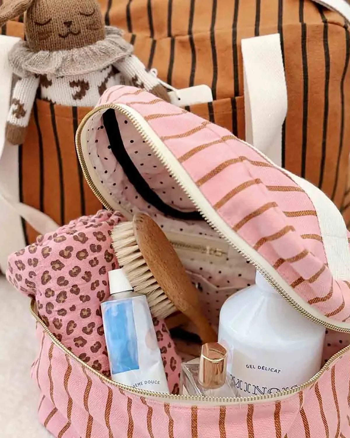 Rose in April - OONA Beautycase • Tennis Pecan/Strawberry - ROSA ECK