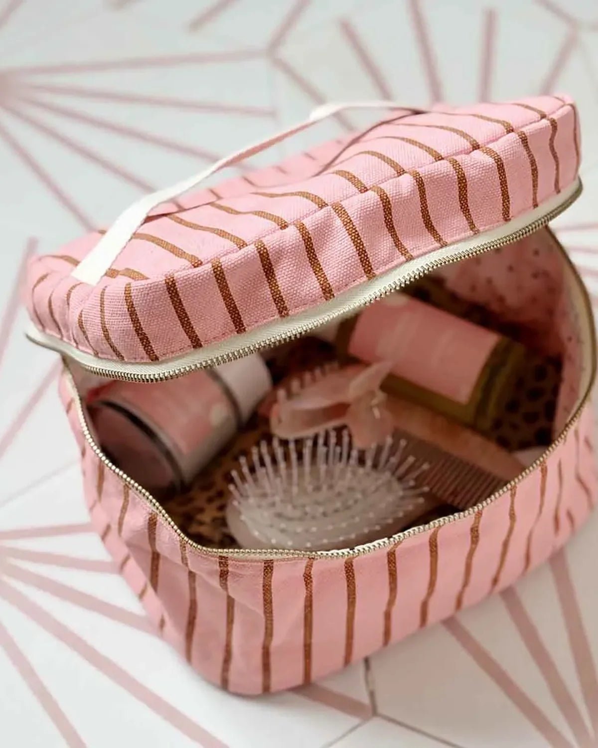 Rose in April - OONA Beautycase • Tennis Pecan/Strawberry - ROSA ECK