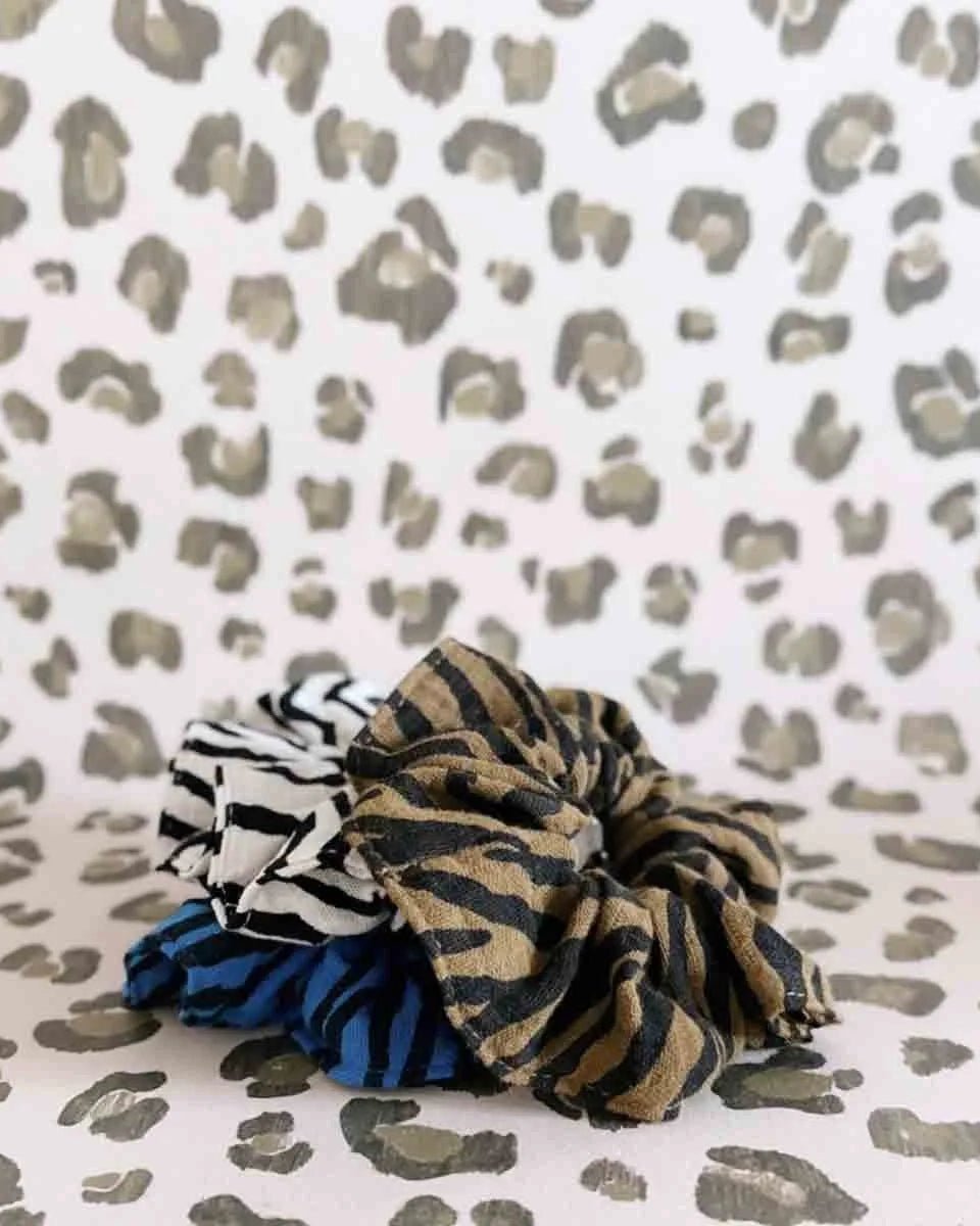 Rose in April - SCRUNCHIE Haargummi | Zebra Greek Blue - Haargummi - ROSA ECK - 