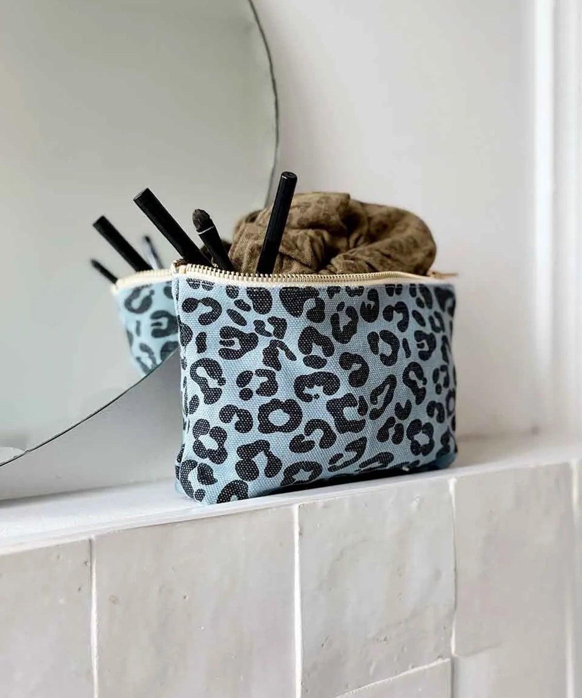 Rose in April - SOFIA Kleiner Kulturbeutel • Leo Blue Sky - Kulturbeutel - ROSA ECK