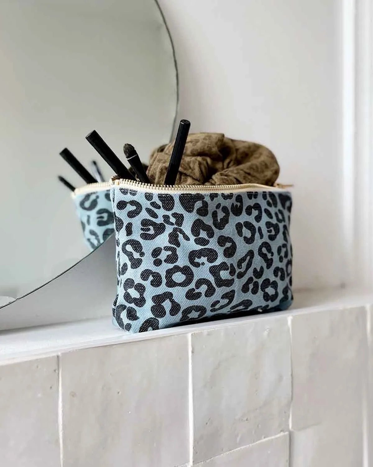 Rose in April - SOFIA Kleiner Kulturbeutel • Leo Blue Sky - Kulturbeutel - ROSA ECK