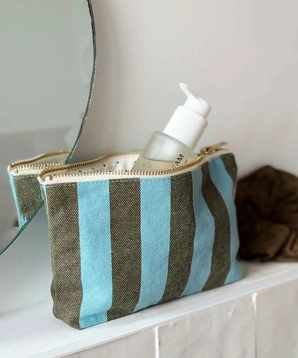 Rose in April - SOFIA Kleiner Kulturbeutel • Streifen Olivgrün / Blau - Kulturbeutel - ROSA ECK