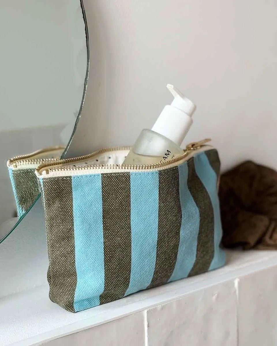 Rose in April - SOFIA Kleiner Kulturbeutel • Streifen Olivgrün / Blau - Kulturbeutel - ROSA ECK