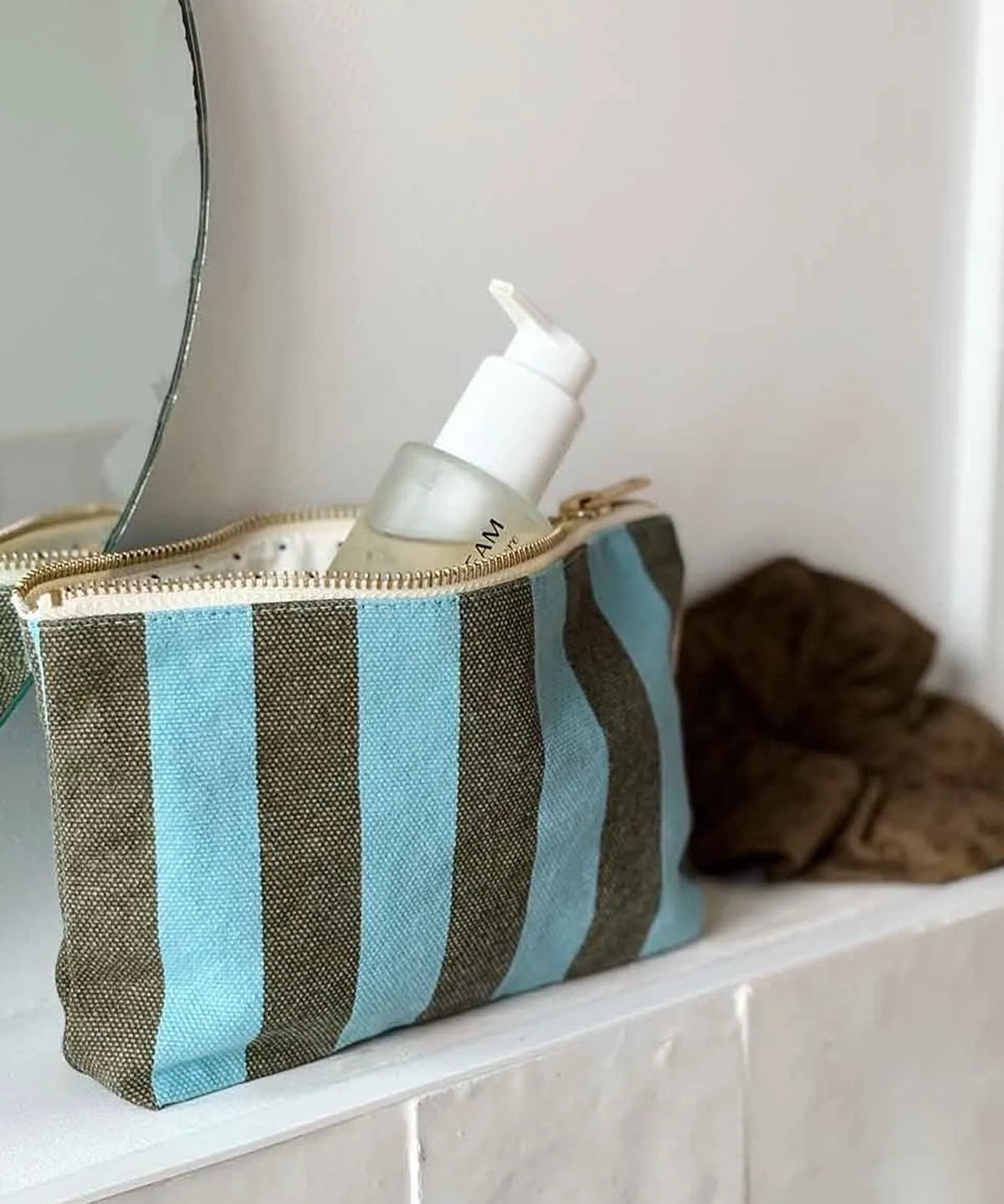 Rose in April - SOFIA Kleiner Kulturbeutel • Streifen Olivgrün / Blau - Kulturbeutel - ROSA ECK